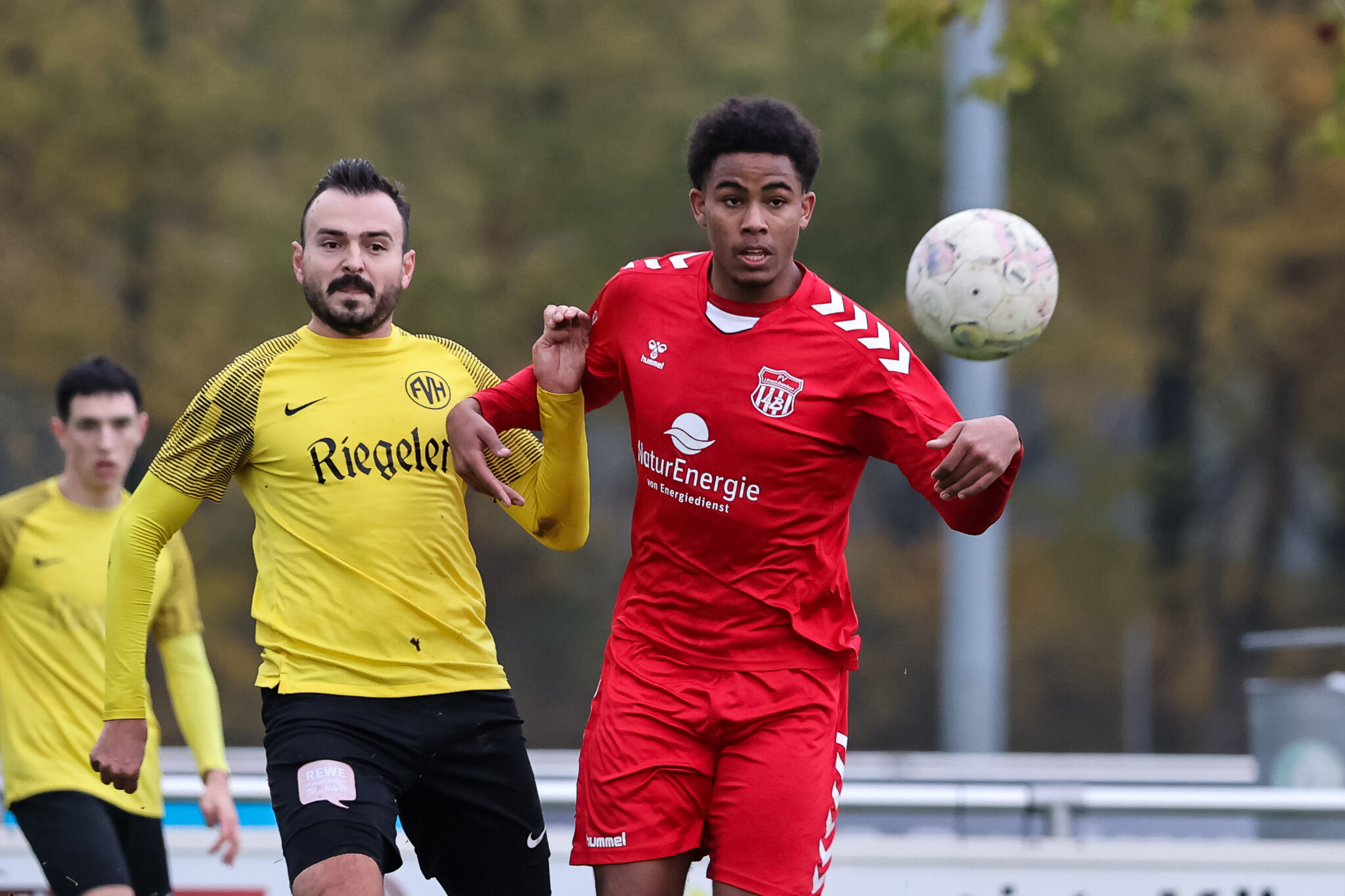 Simon Witt (FV Herbolzheim #04) und Jack-Emanunel Akuegwu (FV Loerrach-Brombach, #09)

, Fussball, Landesliga, 15.Spieltag, 2024/2025, FV Loerrach-Brombach vs. FV Herbolzheim, 17.11.2024, Sportanlage Gruett, Loerrach, Deutschland  

Foto: Grant Hubbs