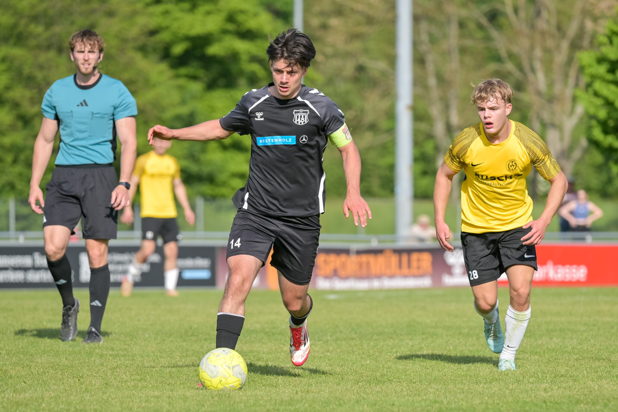 Julian Ruemmele (Fv Loerrach-brombach, #14), Fynn Heckel (SC Wyhl, #28)